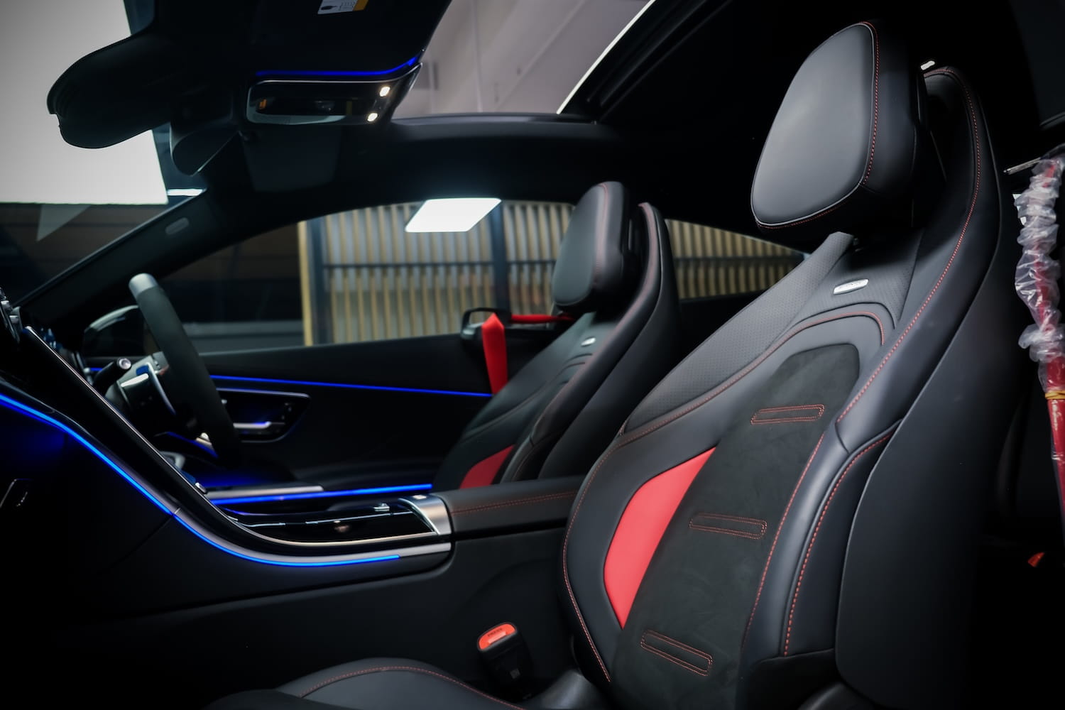 เบาะนั่งแบบ Sport Bucket Seat สีดำสลับกับหนัง Alcantara
