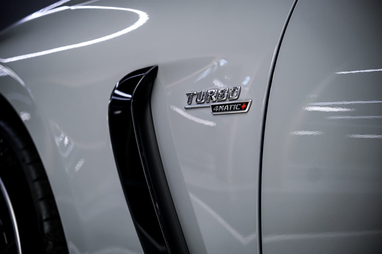 Air Vent ช่วยรีดอากาศด้านข้าง พร้อมสัญลักษณ์ Turbo 4Matic+