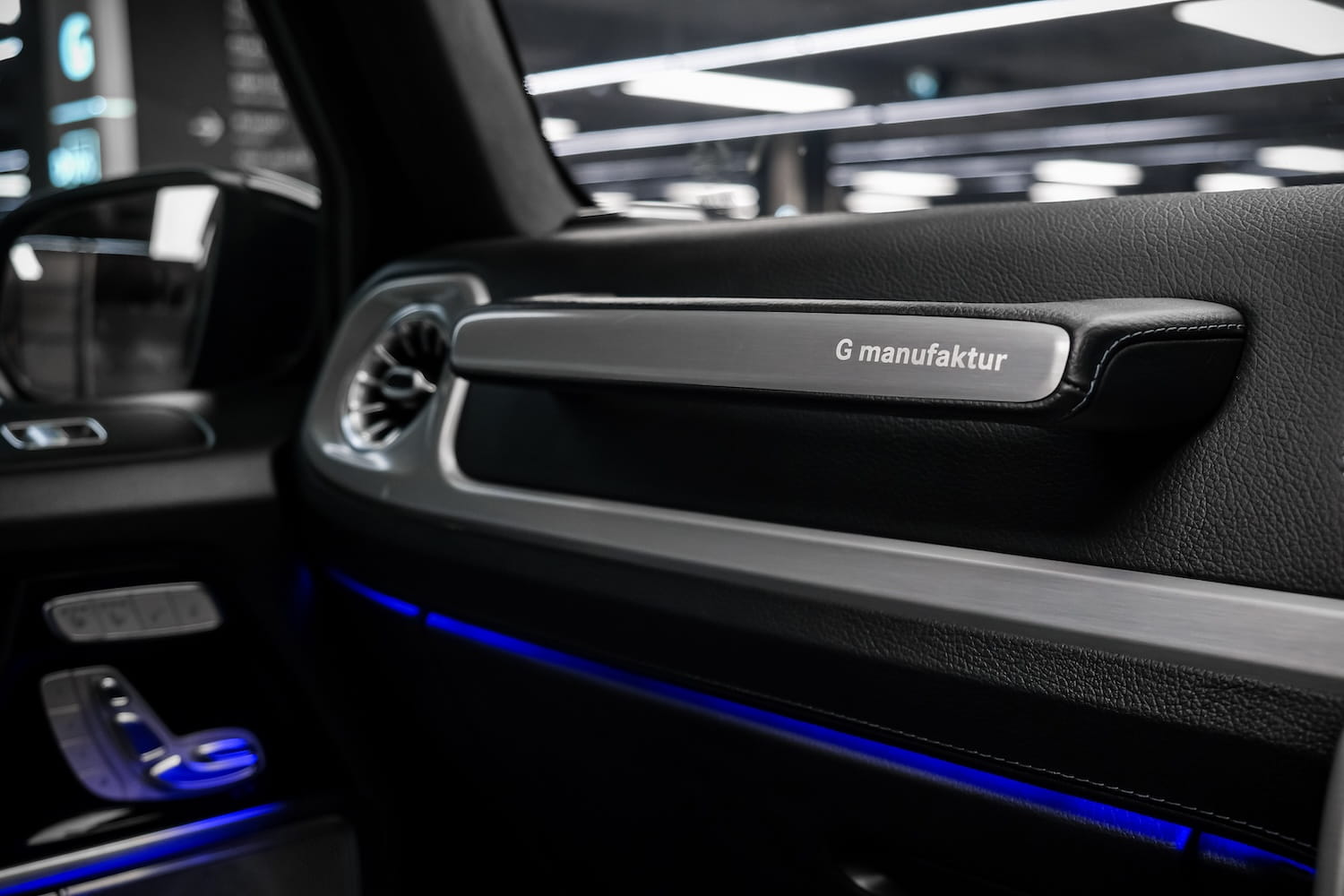 G Manufacture Handle in Mercedes G Class