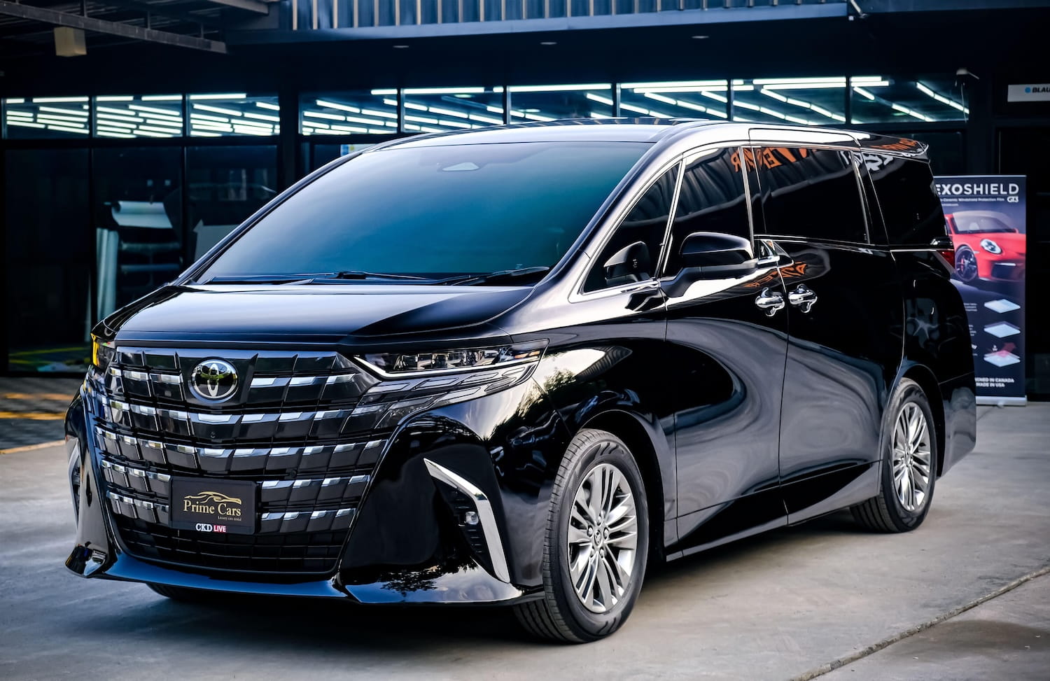 เช่ารถ Toyota Alphard 40 2.5Z Black กรุงเทพ | Alphard 40 Black Rental Bangkok Front View