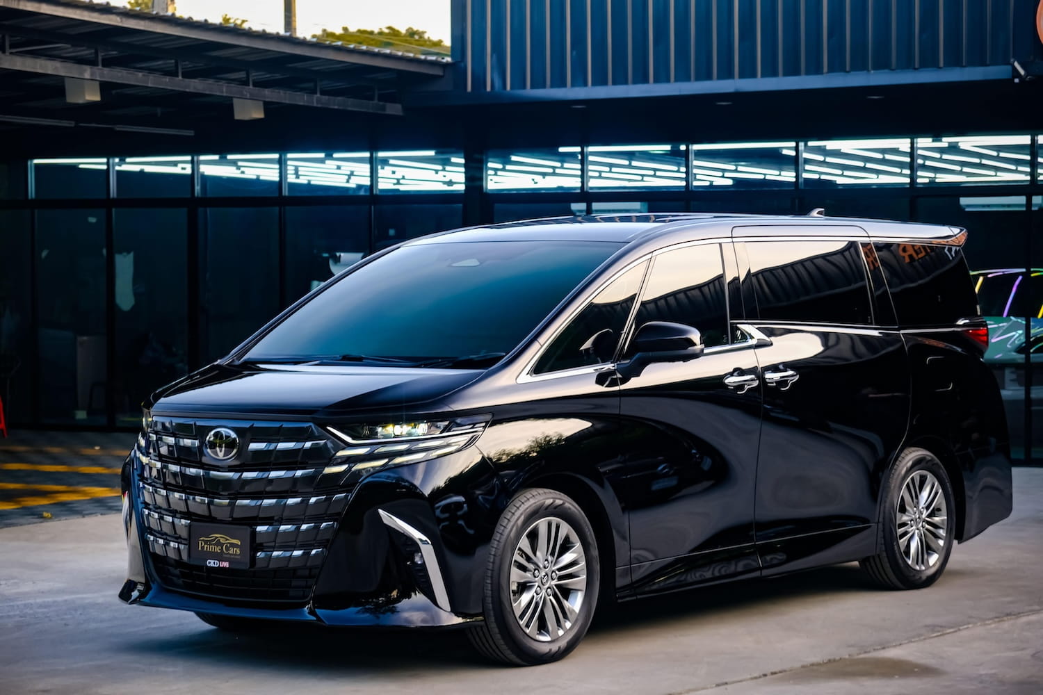 เช่ารถ Alphard 40 2.5Z สีดำ มุม Front Left | Toyota Alphard Rental Thailand