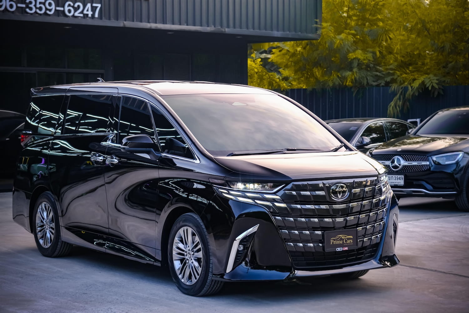 Toyota Alphard 40 Black Rental Bangkok Front Right | เช่ารถ Alphard กรุงเทพ