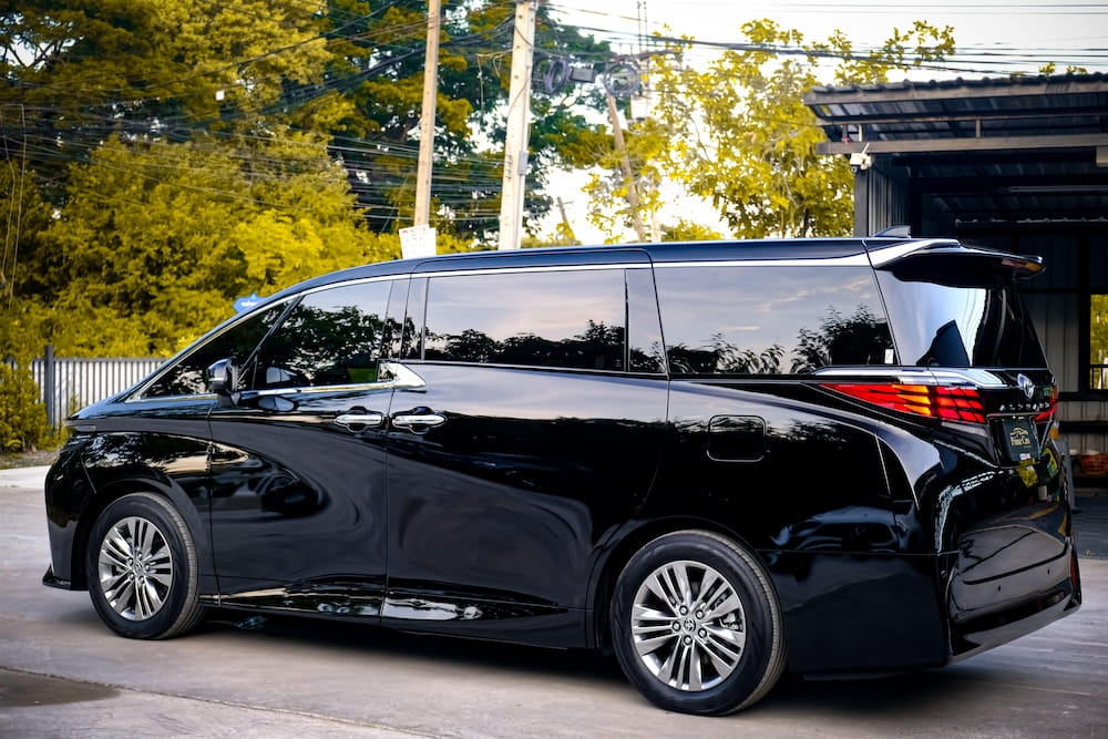 เช่ารถ Alphard 40 สีดำ ราคา 15000 บาท/วัน Side Profile | Alphard Black Rental