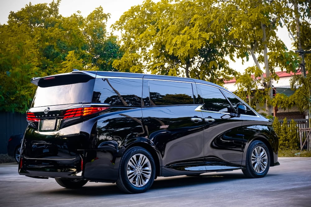 Alphard 40 2.5Z Black Rental Thailand Side View | เช่ารถ Alphard สีดำ