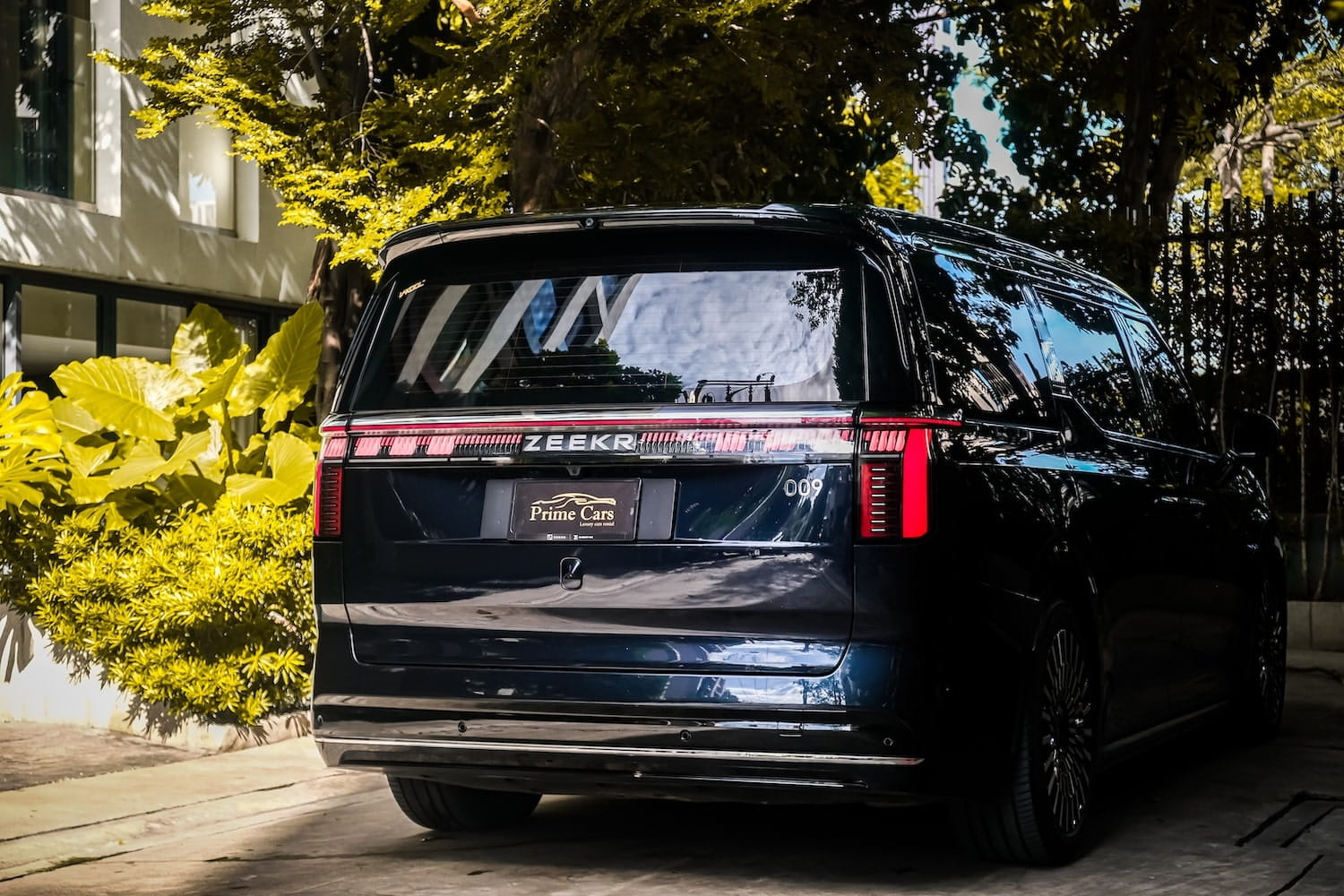 Zeekr 009 Electric Blue ด้านหลัง เช่ารถ Luxury EV MPV กรุงเทพ 2026 Prime Cars Rental