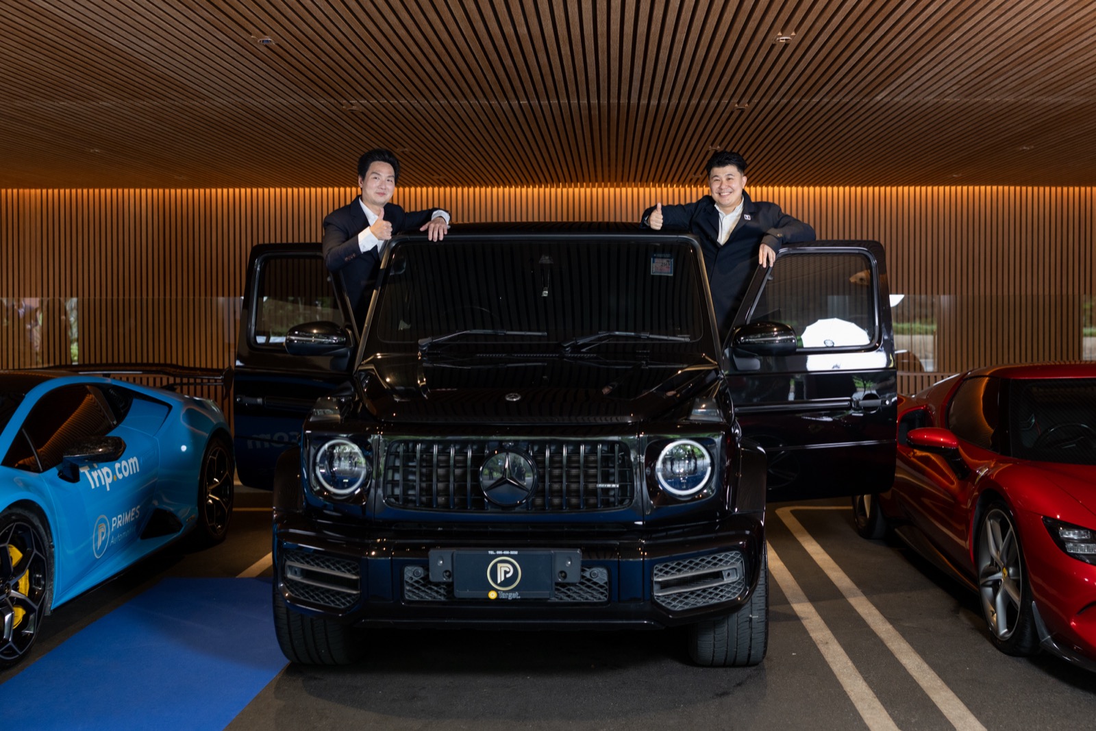 เสฏฐวุฒิ หิรัญกสิ CEO Primes Automotive และ Eugene Lin GM Trip.com Group บน Mercedes-AMG G63 พร้อม Lamborghini Huracán Trip.com Wrap