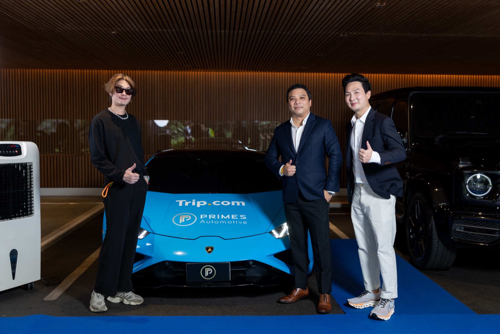 ม.ล. อรรถดิศ ดิศกุล จิรัฐ โพธิศัพท์สุข เสฏฐวุฒิ หิรัญกสิ กับ Lamborghini Huracán Trip.com Wrap ซุปเปอร์คาร์ Prime Cars Rental