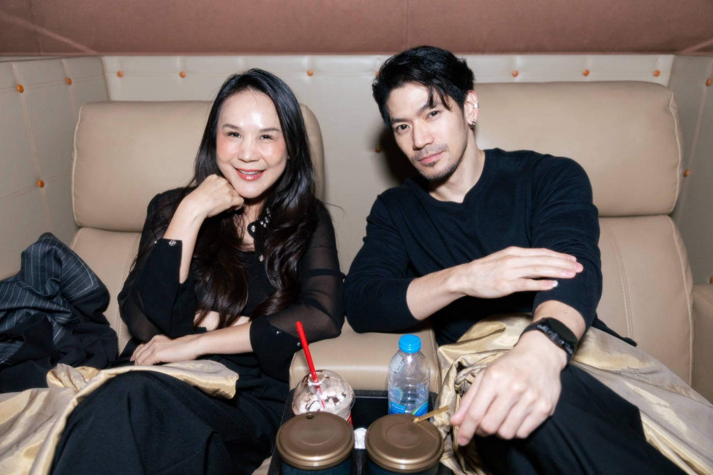 นันทศัย พิศลยบุตร เต้ และกรรณิกา อยู่ยงสินธ์ เก๋ นักพากย์ บน Cocoon Seat Embassy Diplomat Screens งาน Trip.com Prime Cars Rental