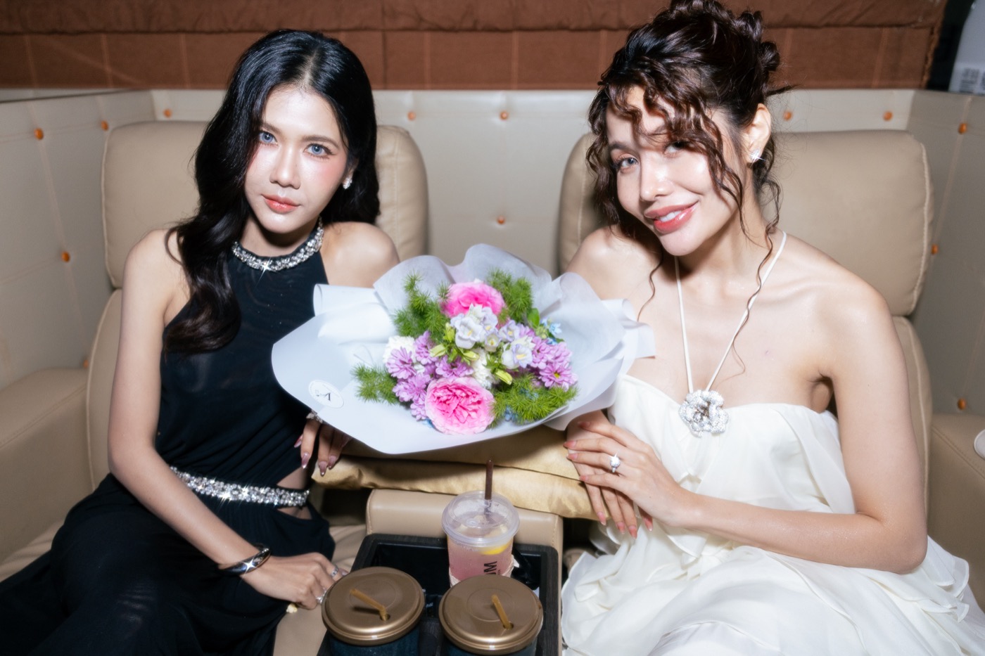 น้องเอวา และคุณมาลี เจ้าของ Supercar Rental ดุไบ บน Cocoon Seat Embassy งาน Trip.com Prime Cars Rental