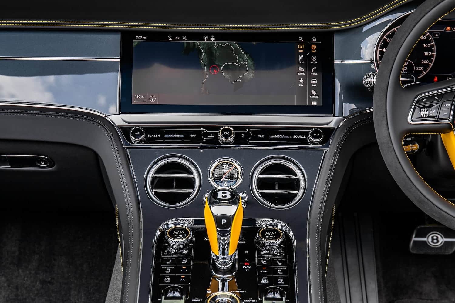 พวงมาลัย Bentley Continental GT V8 2025 — Alcantara และ Saffron Yellow