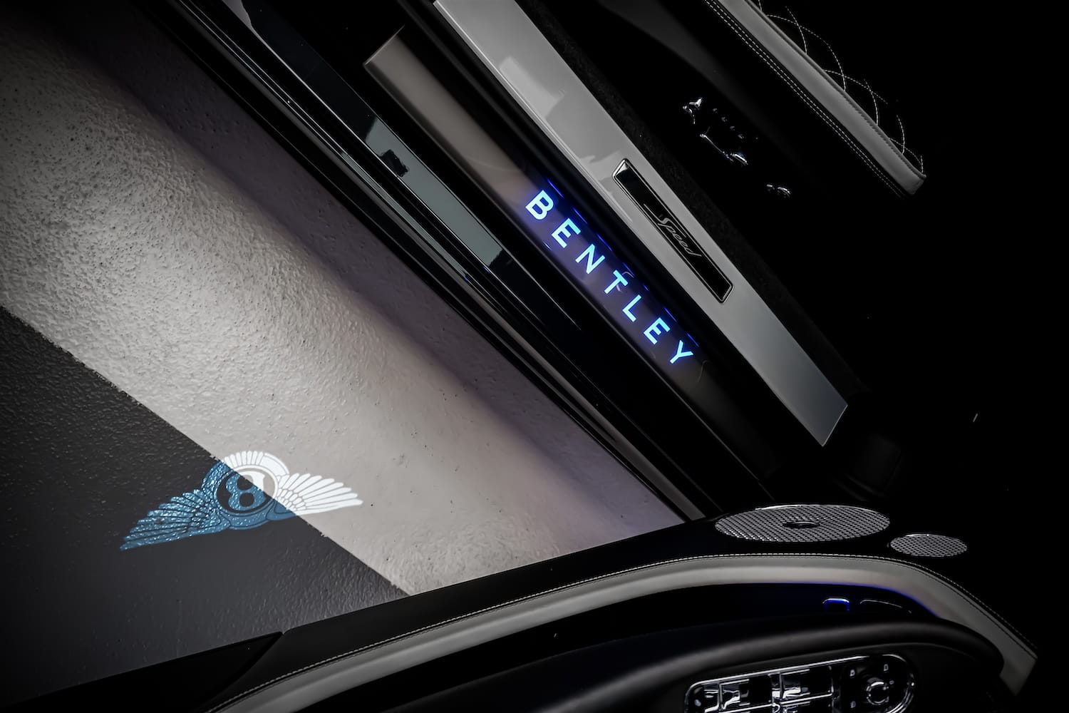 ประตูด้านใน Bentley GT Speed — Naim for Bentley Premium Audio 2200W Speaker Grille | Bentley GT Speed door panel Naim for Bentley 2200W premium audio Thailand