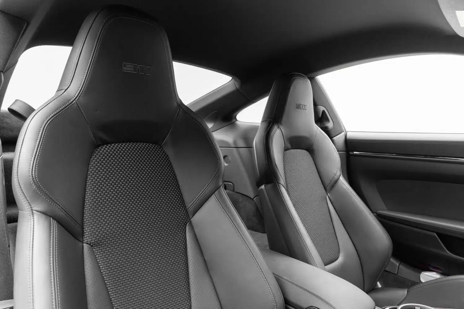 ภายในห้องโดยสาร Porsche 911 Carrera T เบาะ Sport-Tex สีดำ — เช่ารถหรู Prime Cars Rental | Porsche 911 Carrera T black Sport-Tex sport interior