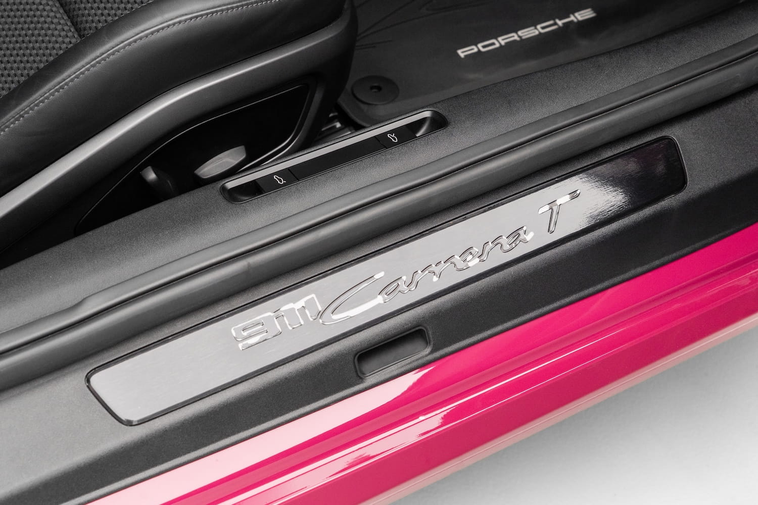 สคัฟเพลทสแตนเลสสลักชื่อรุ่น 911 Carrera T — เช่ารถ Porsche 911 Carrera T | Porsche 911 Carrera T stainless illuminated door sill plate