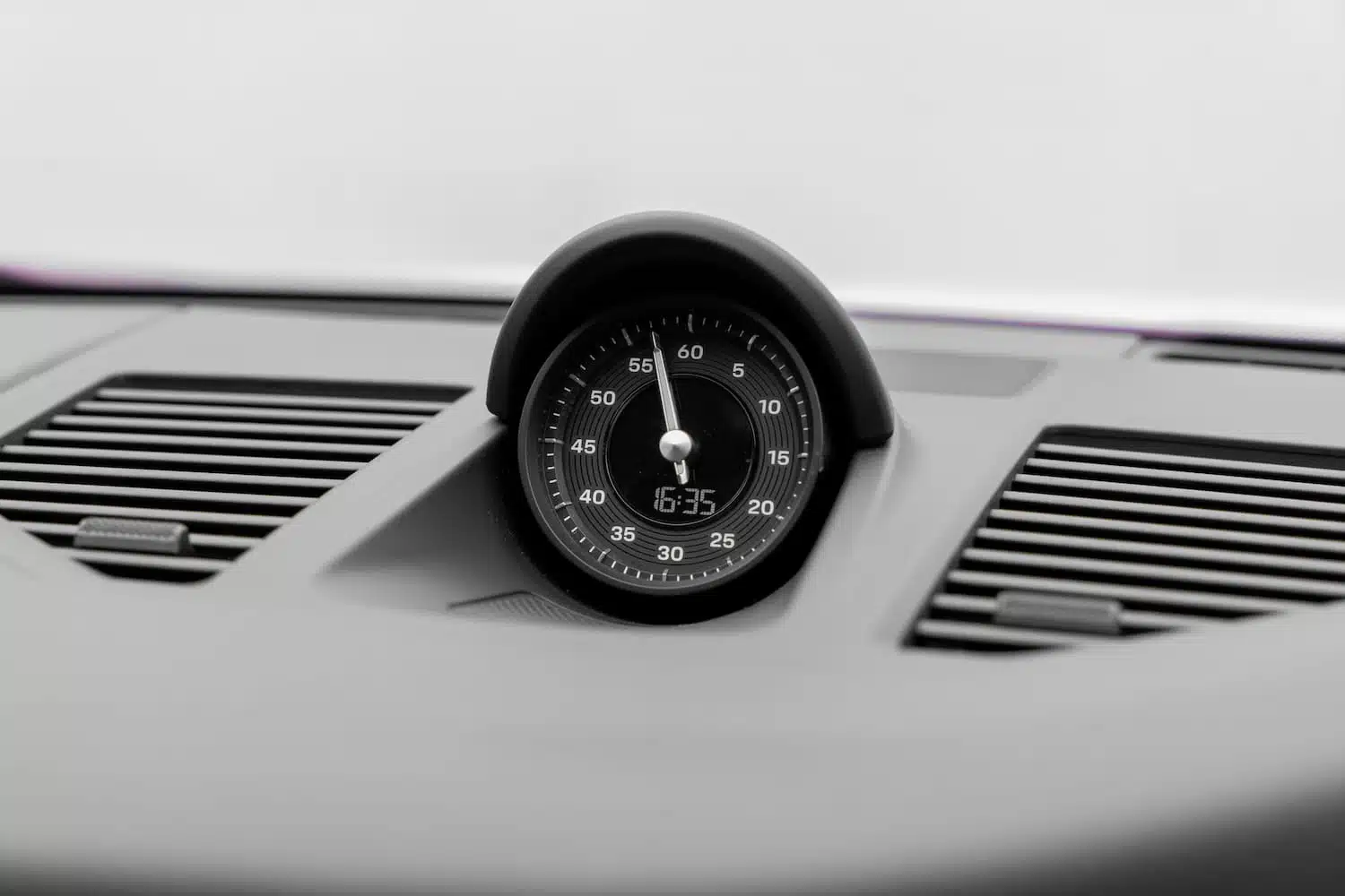 นาฬิกา Sport Chrono Porsche 911 Carrera T บนแดชบอร์ด — เช่ารถ Porsche | Porsche 911 Carrera T Sport Chrono dashboard stopwatch clock