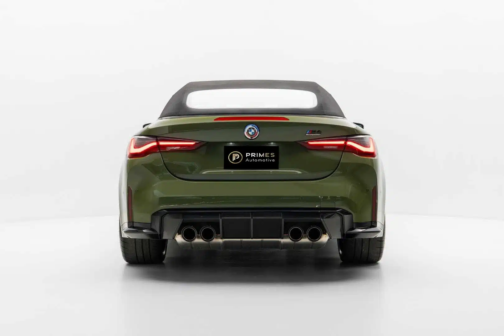 BMW M4 Competition Convertible G83 มุมหลังตรง ท่อไอเสีย 4 ท่อ ดิฟฟิวเซอร์คาร์บอน — เช่ารถ BMW M4 | BMW M4 Convertible G83 rear quad exhaust carbon diffuser