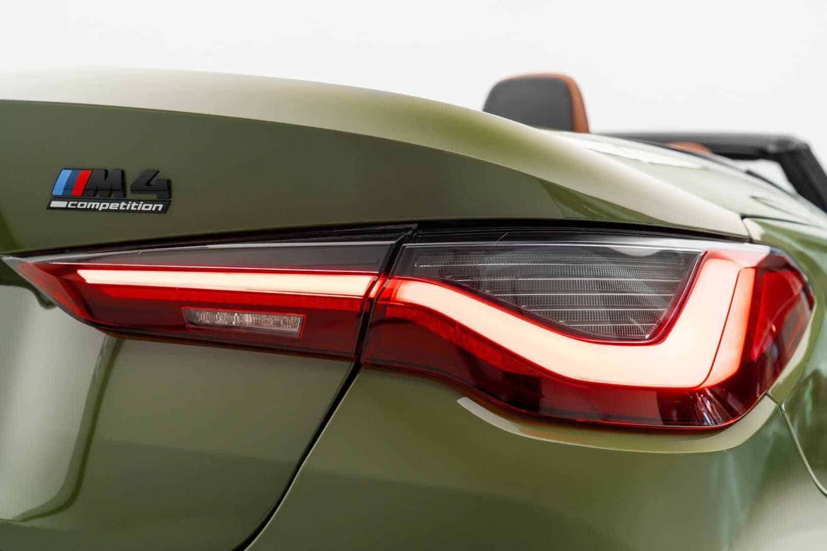 โลโก้ M4 Competition ท้ายรถและสปอยเลอร์คาร์บอน BMW G83 — Prime Cars Rental | BMW M4 Competition G83 rear badge carbon spoiler