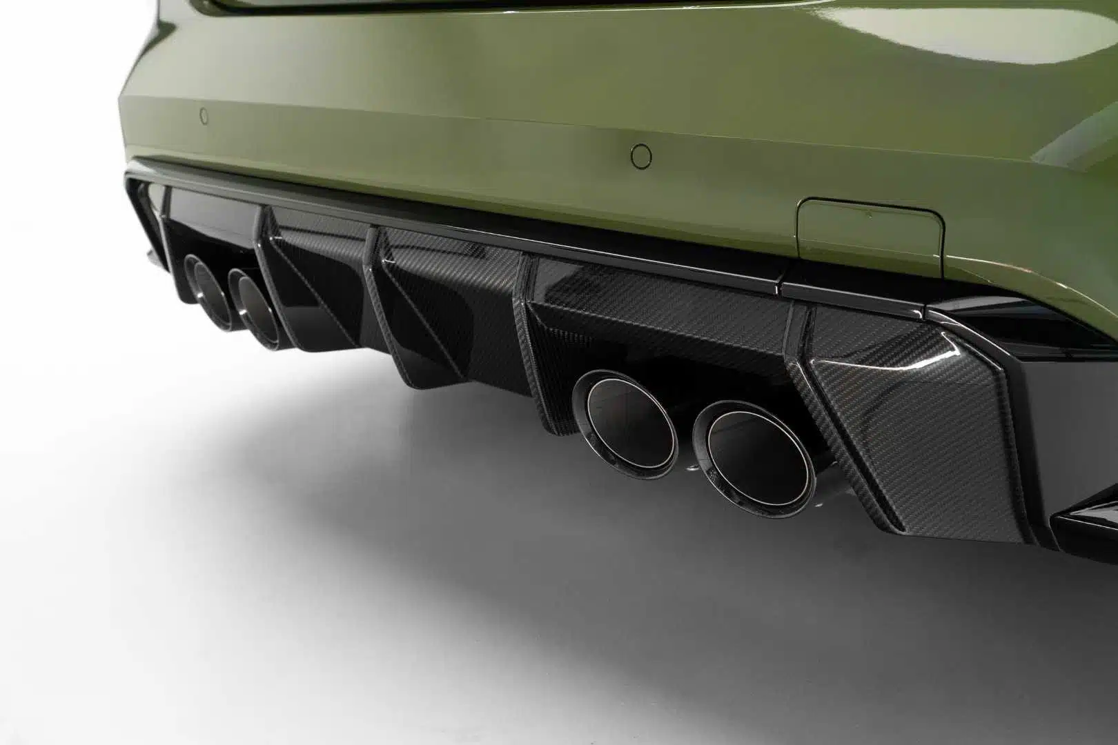 ดิฟฟิวเซอร์คาร์บอนและท่อไอเสีย 4 ท่อ BMW M4 Competition G83 — เช่ารถสปอร์ต BMW | BMW M4 Competition G83 carbon rear diffuser quad exhaust