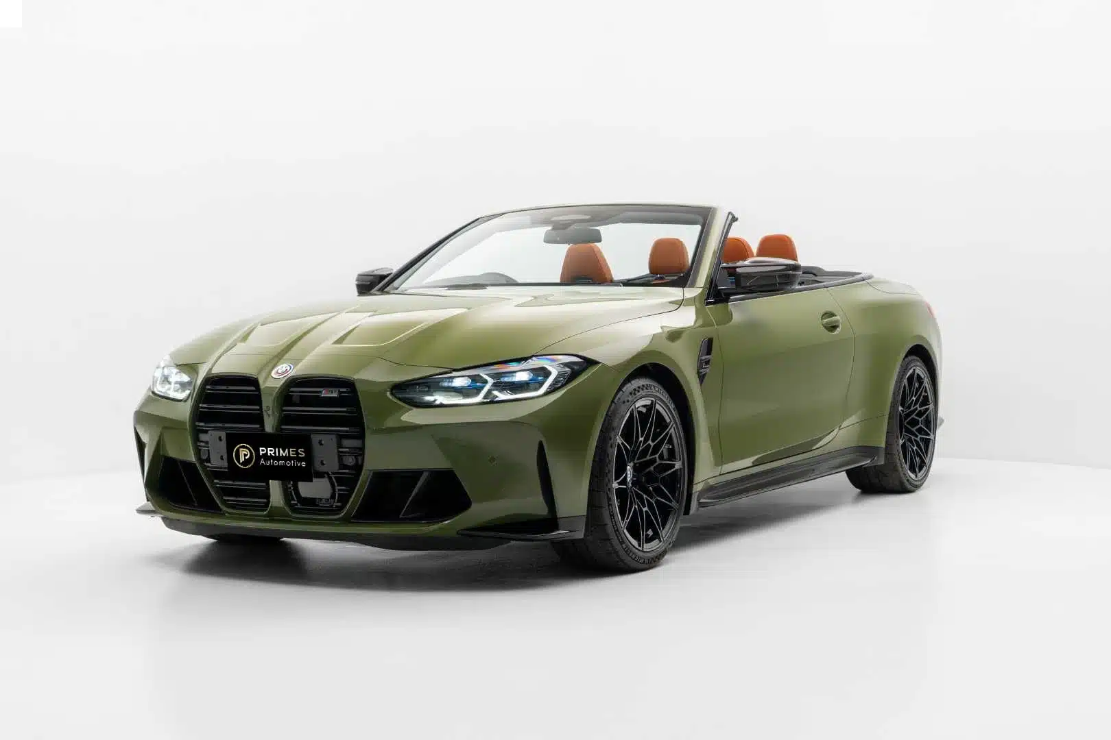 เช่ารถ BMW M4 Competition Convertible G83 สีเขียวโอลีฟ มุมหน้าซ้าย เปิดประทุน เบาะส้ม — รถสปอร์ตหายาก 510 แรงม้า Prime Cars Rental Bangkok | BMW M4 Competition Convertible G83 green front three-quarter open top, rare 510hp sports car rental Thailand