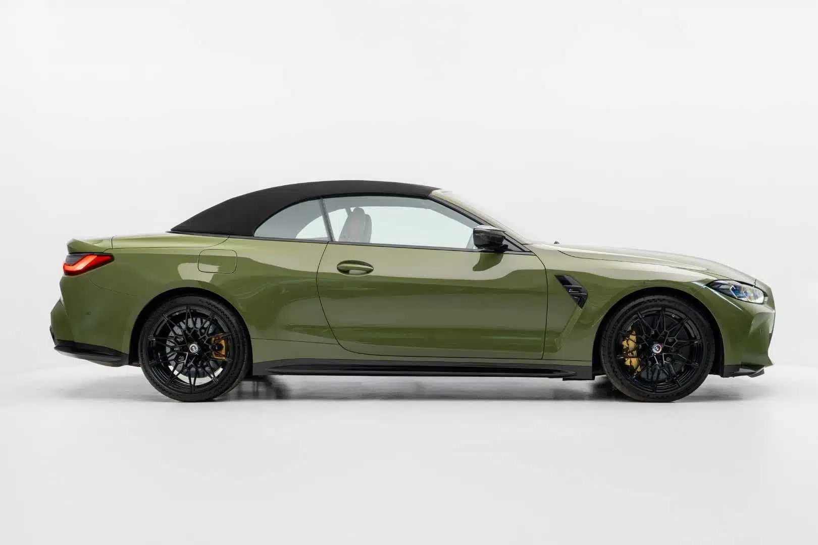 BMW M4 Competition Convertible G83 สีเขียว มุมด้านข้าง หลังคาผ้าปิด เบรก M Carbon Ceramic คาลิปเปอร์เหลือง — เช่ารถสปอร์ต BMW | BMW M4 Convertible G83 side profile soft top up M carbon ceramic yellow calipers, sports car rental Bangkok