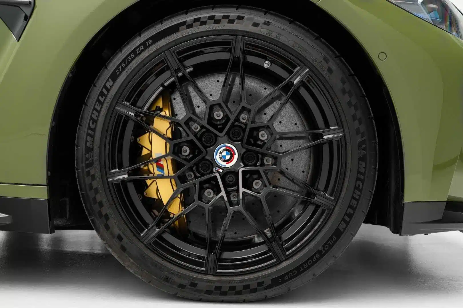 ล้อ M ฟอร์จสีดำและเบรก M Carbon Ceramic คาลิปเปอร์เหลือง BMW M4 Competition — เช่ารถ BMW | BMW M4 Competition M forged wheel M carbon ceramic brake yellow caliper
