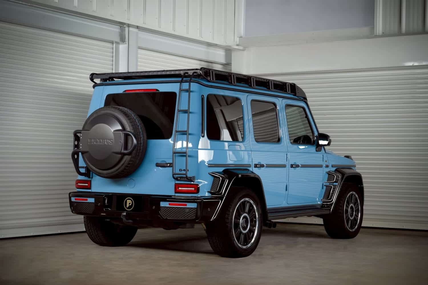 G Wagon Brabus D40 Adventure Vintage Blue มุมหลังซ้าย ยางอะไหล่ Brabus roof rack — เช่ารถเบนซ์ G-Class Prime Cars Rental | Brabus D40 Adventure G-Wagon rear three-quarter Brabus spare wheel cover roof rack