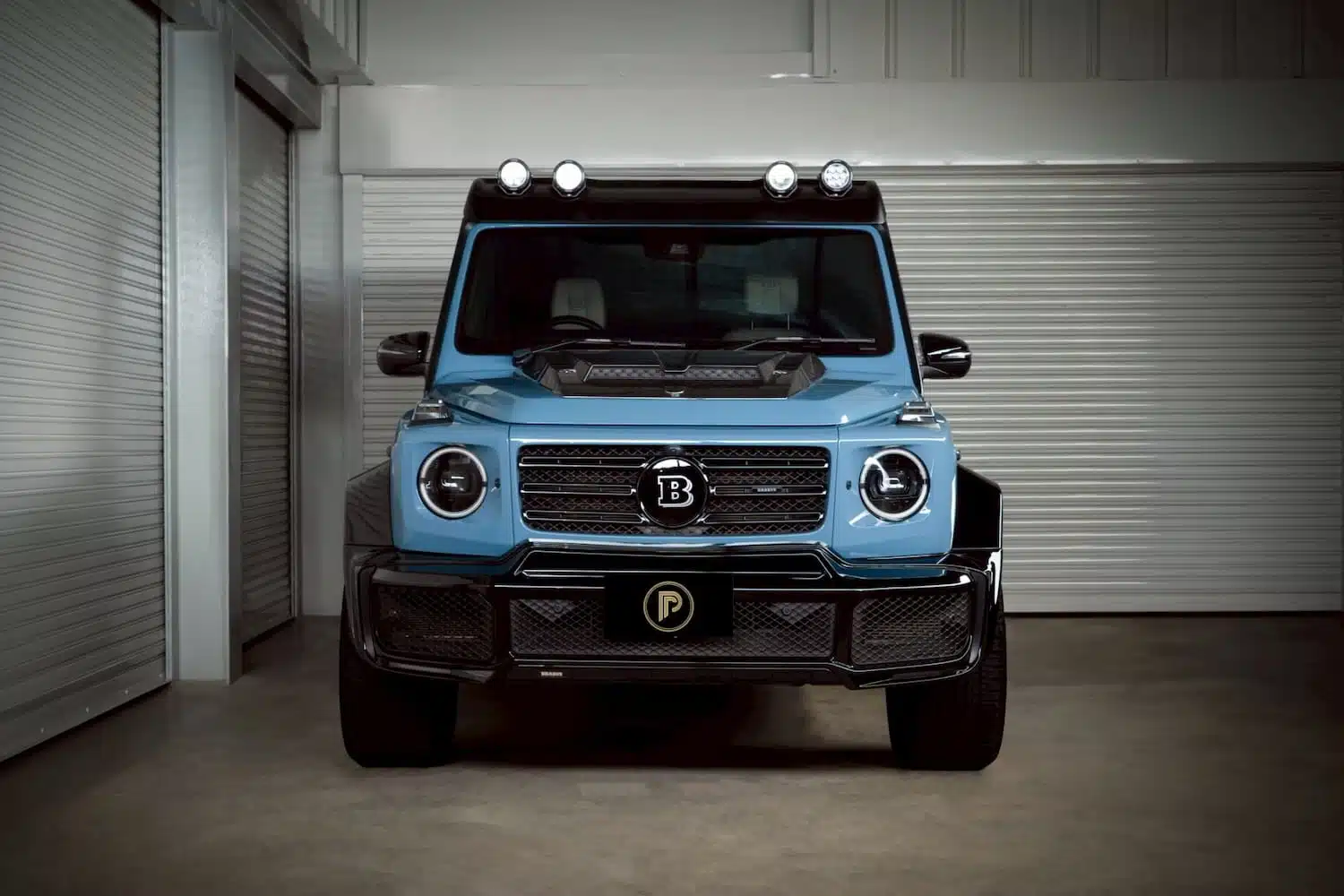 G Wagon Brabus D40 Adventure Vintage Blue มุมหน้าตรง กระจัง Brabus โลโก้ B ไฟหน้ากลม LED — เช่า G Wagon Brabus | Brabus D40 Adventure G-Wagon front Brabus grille round LED headlights