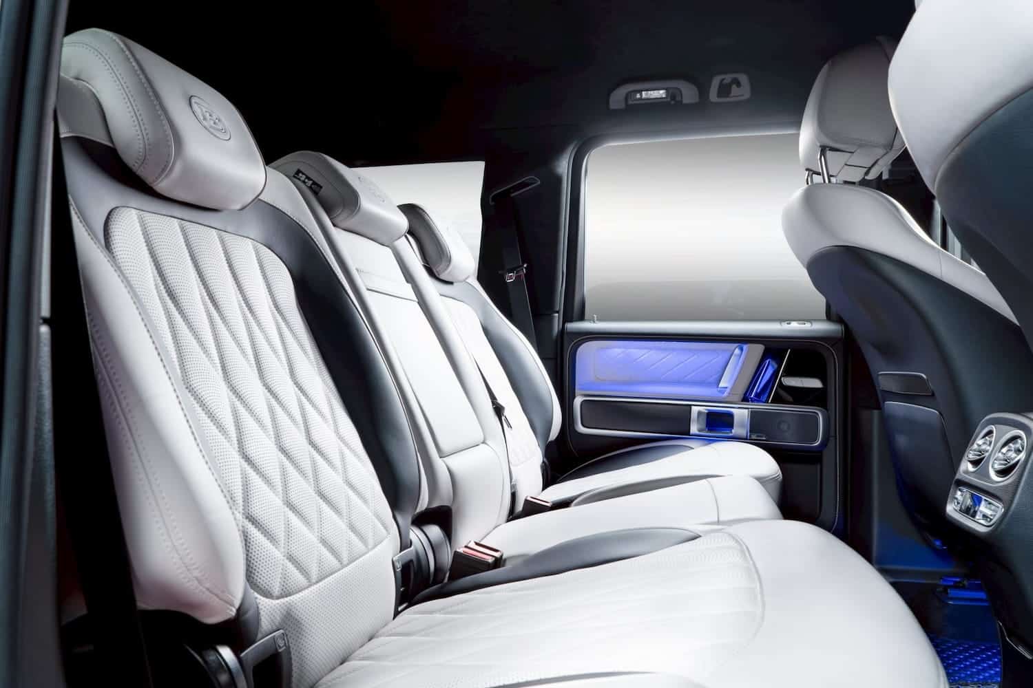เบาะหลังหนังสีขาวลายควิลท์เพชร Brabus G Wagon — เช่า G Wagon Brabus กรุงเทพ | Brabus G-Wagon rear white diamond-quilted leather seats