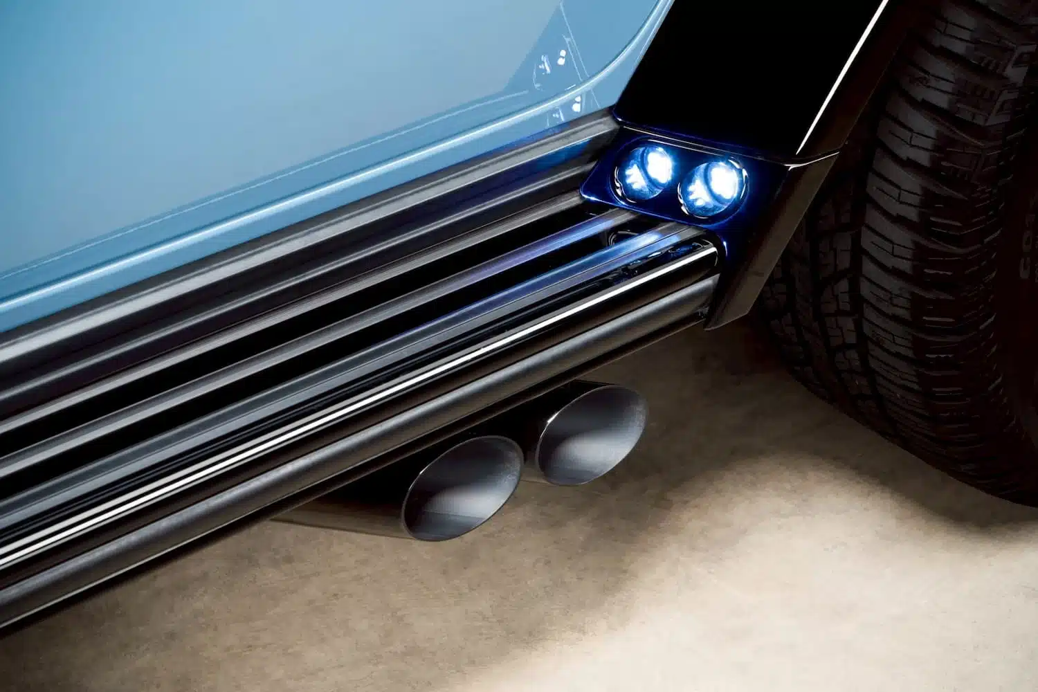 ท่อไอเสีย Brabus ออกข้างและบันไดข้างไฟ LED น้ำเงิน G Wagon D40 — เช่ารถเบนซ์ Brabus | Brabus side-exit exhaust and running board blue LED G-Wagon D40