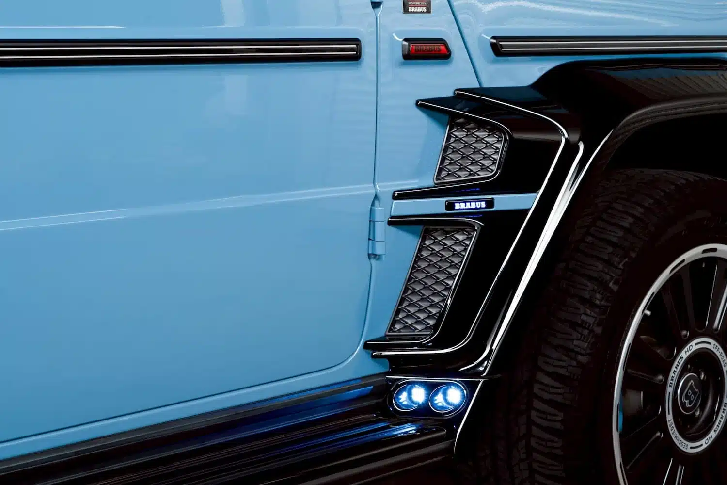 ช่องระบายลมข้างคาร์บอน BRABUS และไฟ LED น้ำเงิน G Wagon D40 Vintage Blue — เช่า G Wagon Brabus | Brabus carbon side vent BRABUS blue LED marker G-Wagon