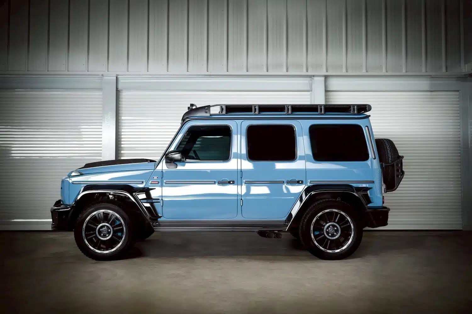 G Wagon Brabus D40 Adventure Vintage Blue มุมด้านข้าง roof rack ล้อ Brabus บันไดข้าง — เช่ารถ Mercedes G-Class ออฟโรดหรู Prime Cars Rental | Brabus D40 Adventure G-Wagon side profile roof rack Brabus wheels side steps