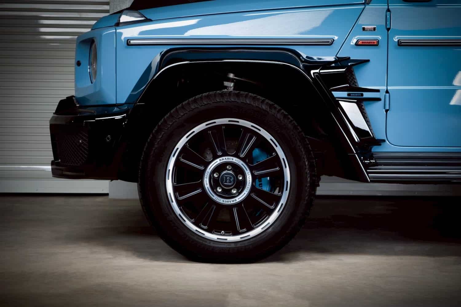 ล้อ Brabus Monoblock สีดำขอบเงาและคาลิปเปอร์น้ำเงิน ยางออฟโรด G Wagon D40 — เช่า G Wagon Brabus | Brabus Monoblock wheel blue caliper off-road tire G-Wagon D40