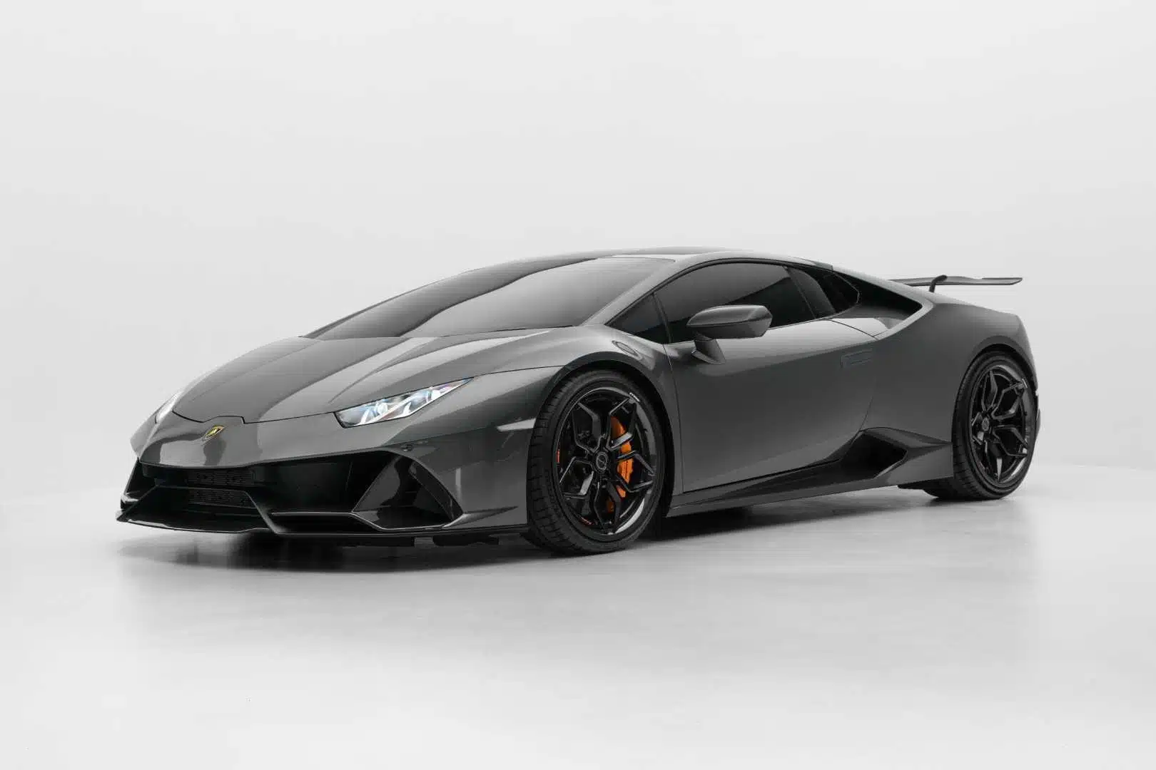 เช่ารถ Lamborghini Huracán EVO Novitec สีเทา มุมหน้าซ้าย ชุดแต่งคาร์บอน Novitec แท้ ขับ 4 — ซุปเปอร์คาร์ V10 640 แรงม้า Prime Cars Rental Bangkok | Lamborghini Huracan EVO AWD Novitec grey front three-quarter carbon aero, V10 640hp supercar rental Thailand