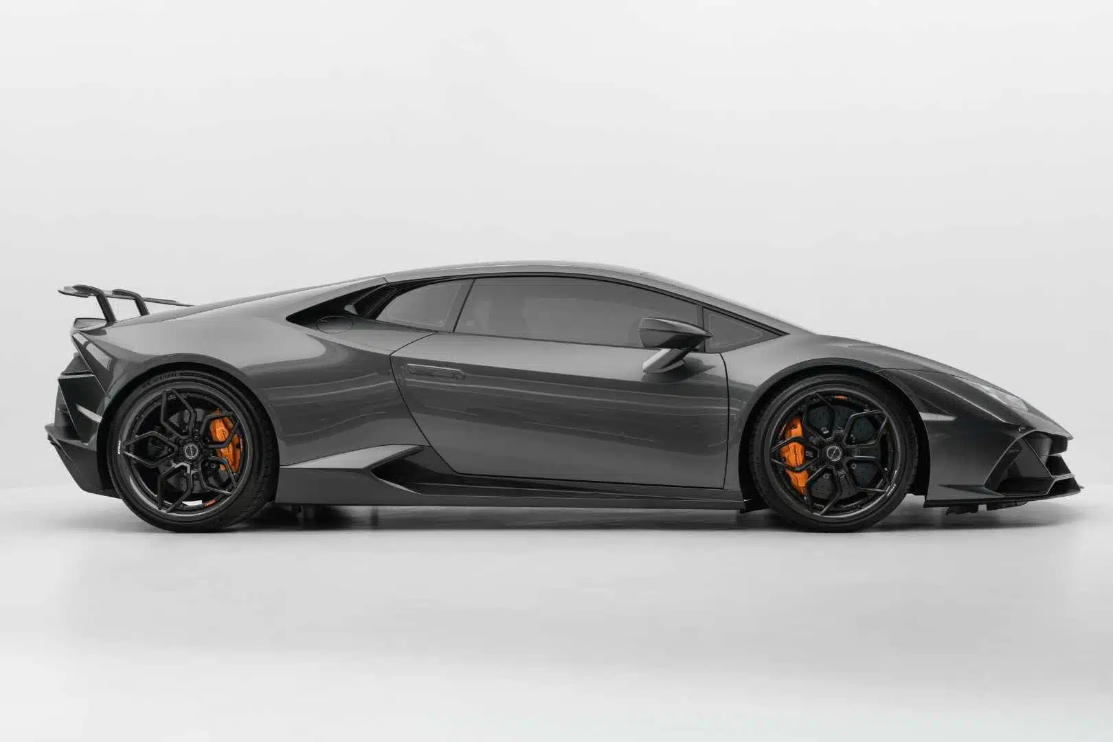 Lamborghini Huracán EVO Novitec สีเทา มุมด้านข้าง สเกิร์ตและปีกคาร์บอน Novitec ขับ 4 — เช่ารถสปอร์ต Lamborghini กรุงเทพ | Lamborghini Huracan EVO AWD Novitec side profile carbon side skirts and wing, sports car rental Thailand