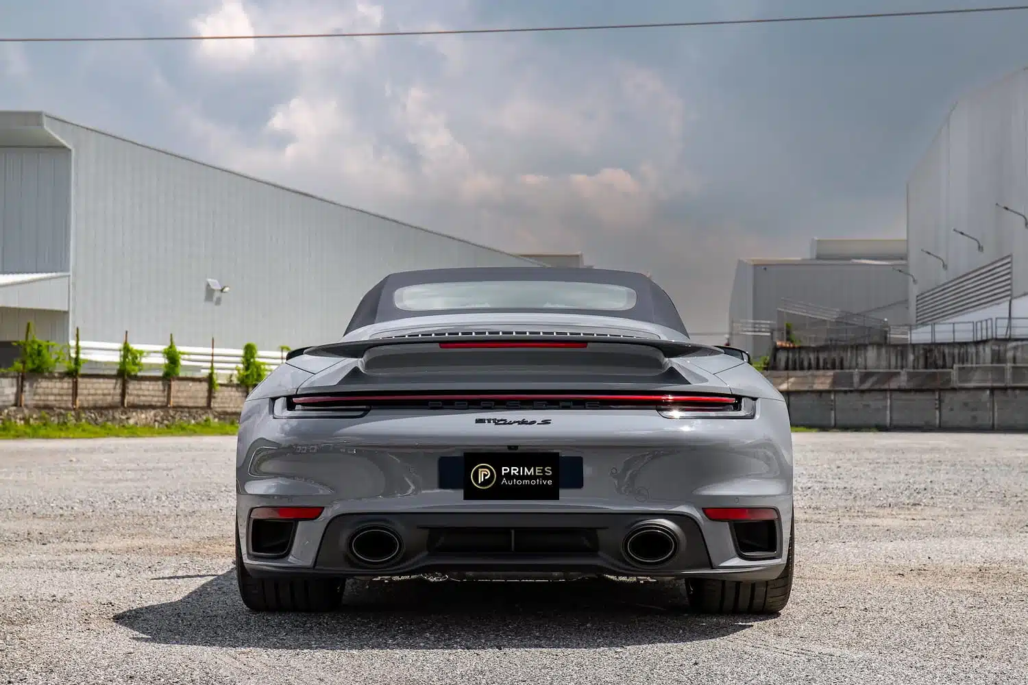 Porsche 911 Turbo S Cabriolet 992 มุมหลังตรง โลโก้ 911 Turbo S ท่อไอเสียคู่ ไฟท้าย LED bar — Prime Cars Rental | Porsche 911 Turbo S Cabriolet rear view quad exhaust LED light bar
