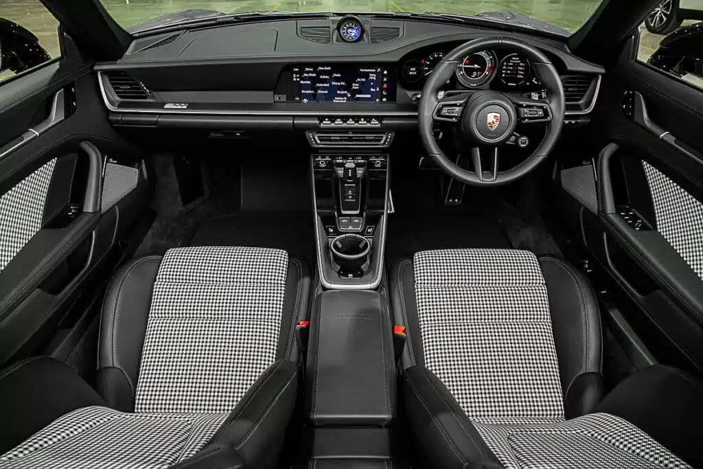 ห้องโดยสาร Porsche 911 Turbo S Cabriolet 992 พวงมาลัยขวา เบาะ Pepita — เช่ารถหรู Prime Cars Rental | Porsche 911 Turbo S Cabriolet cockpit dashboard RHD Pepita houndstooth seats