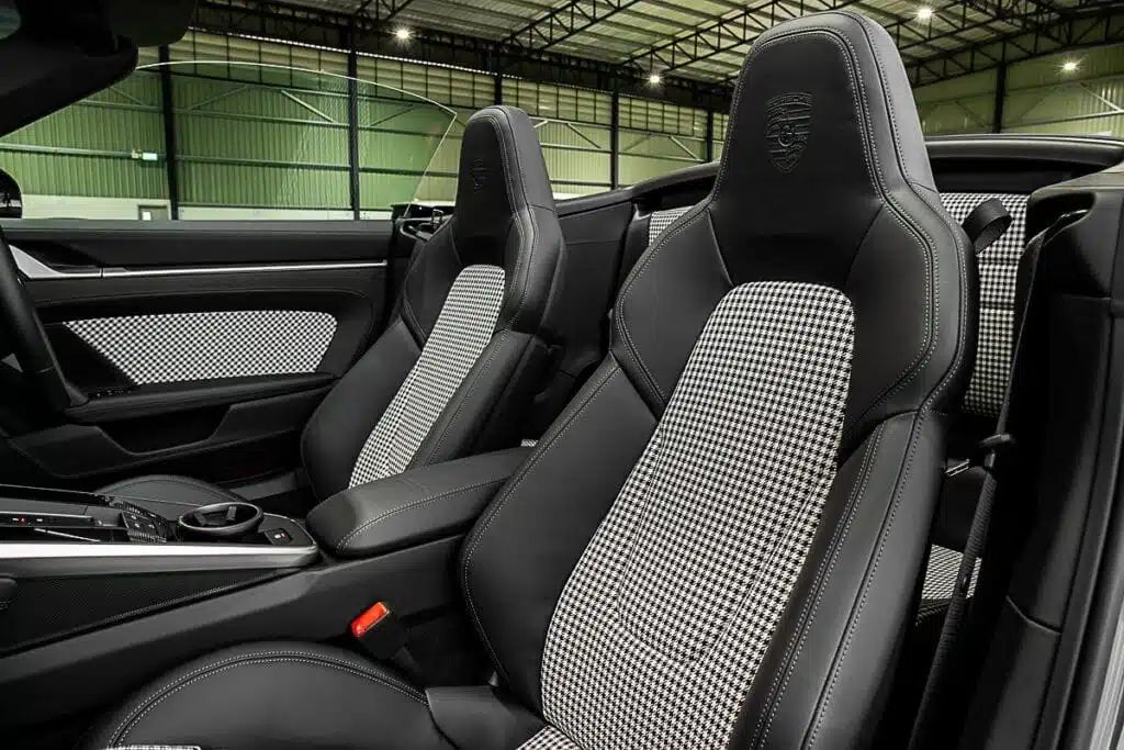เบาะสปอร์ต Pepita houndstooth Porsche 911 Turbo S ปักโลโก้ 911 ที่พนักศีรษะ — เช่ารถ Porsche | Porsche 911 Turbo S Pepita houndstooth sport seats with 911 headrest