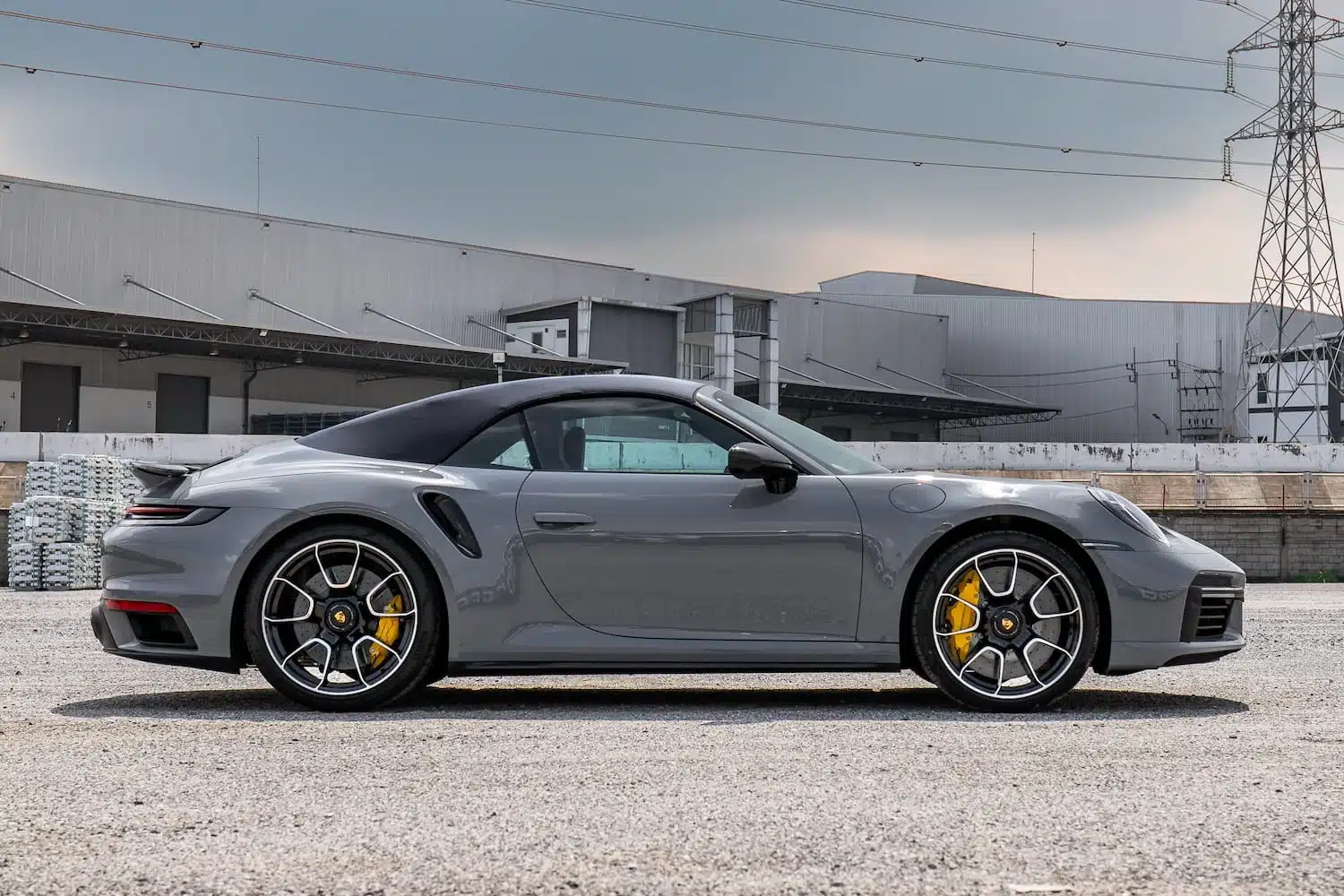 Porsche 911 Turbo S Cabriolet 992 สีเทา มุมด้านข้าง เปิดประทุนพับหลังคา — เช่ารถสปอร์ต Porsche กรุงเทพ | Porsche 911 Turbo S Cabriolet side profile grey convertible, sports car rental Thailand