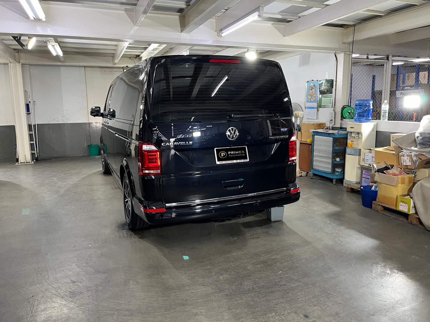 รถตู้ Volkswagen Caravelle 2026 ด้านหลัง ไฟท้าย LED — เช่ารถตู้ VIP กรุงเทพ Prime Cars Rental | Volkswagen Caravelle 2026 rear LED taillights VIP van rental Bangkok Thailand