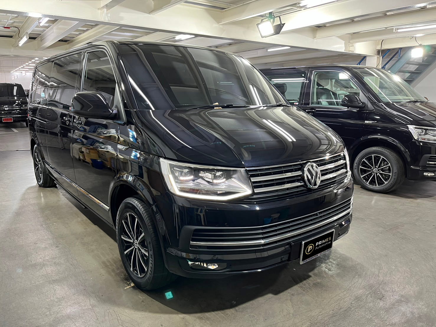 เช่ารถตู้ Volkswagen Caravelle Comfortline 2.0 สีดำ มุมหน้าขวา — รถตู้ VIP หรู 7 ที่นั่ง Prime Cars Rental Thailand