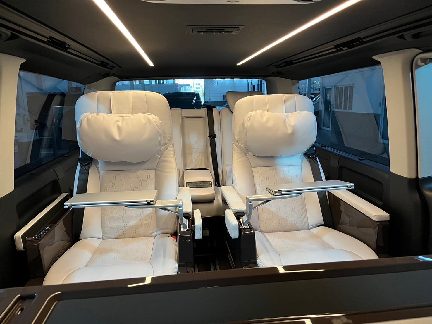 ภายในรถตู้ Volkswagen Caravelle 2026 เบาะ Captain Seat VIP — เช่ารถตู้หรู Prime Cars Rental | Volkswagen Caravelle 2026 interior VIP captain seats luxury van Thailand