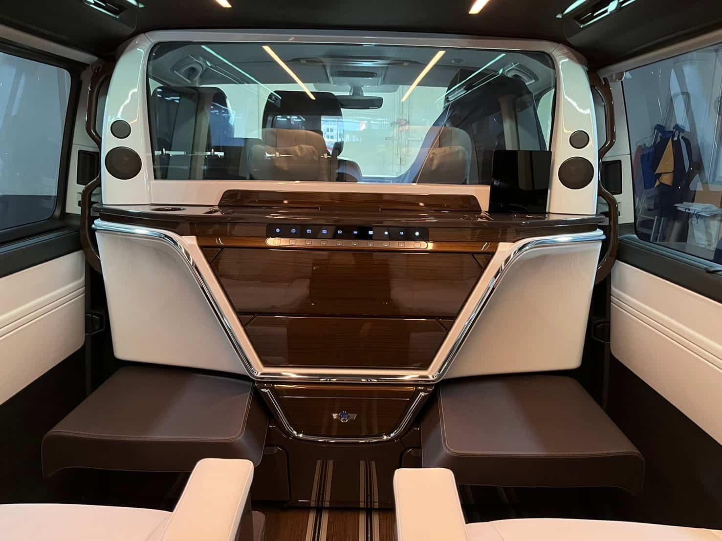 ห้องโดยสารกว้างขวาง Volkswagen Caravelle 2026 พื้นที่วางขา VIP — เช่ารถตู้เดินทางไกล Prime Cars Rental | Volkswagen Caravelle 2026 spacious cabin legroom VIP van rental Thailand
