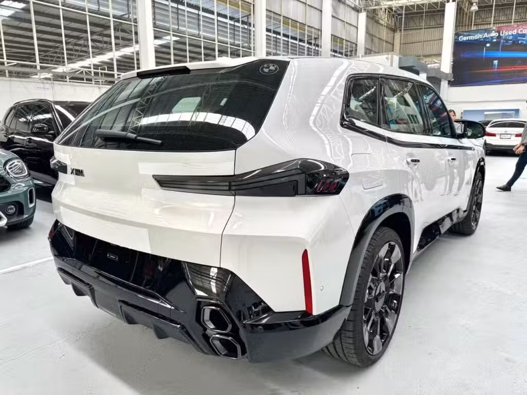 BMW XM 50e rear right three-quarter with LED taillights and hexagonal exhausts