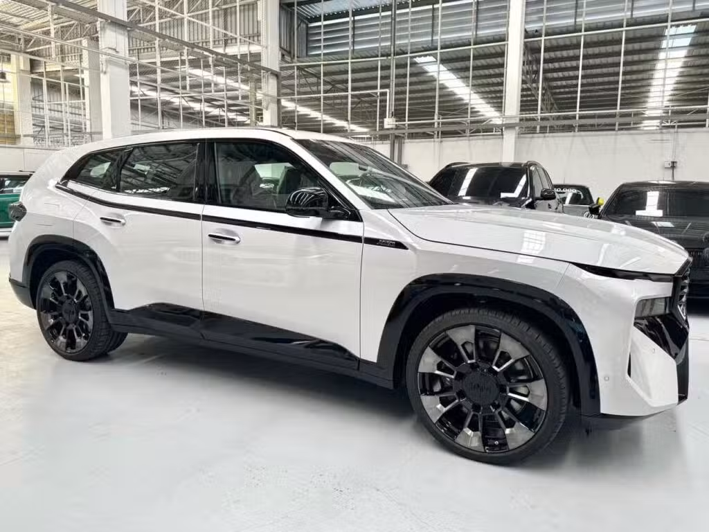 BMW XM 50e Shadow Line front right three-quarter with high-gloss black trim