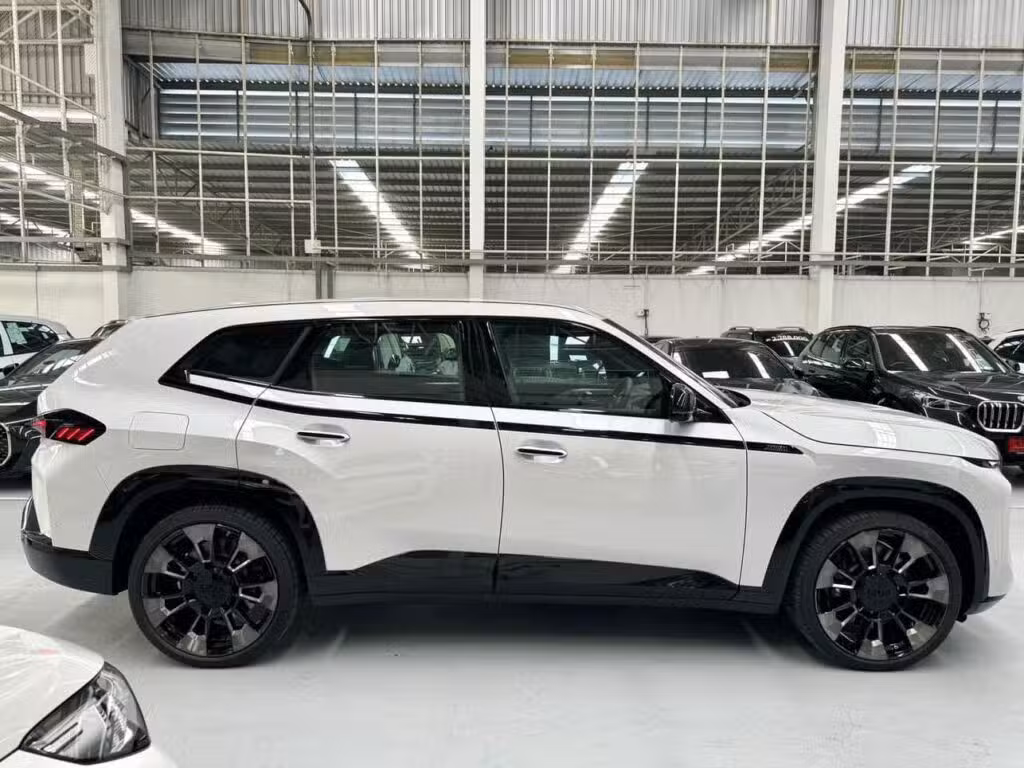 BMW XM 50e side view: 5,110 mm long full-size SUV compared with the BMW X7