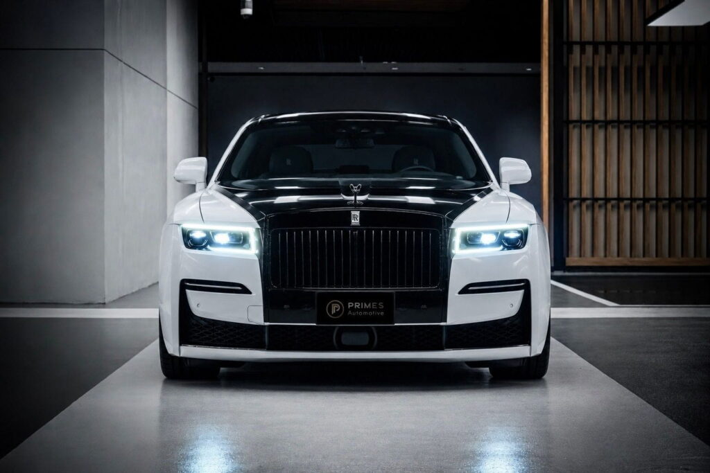 Rolls-Royce Ghost Black Badge Extended 2026 สีขาว มุมหน้าตรง กระจัง Pantheon เรืองแสงขอบดำ Black Badge | Rolls-Royce Ghost Black Badge Extended 2026 front view with illuminated Pantheon grille