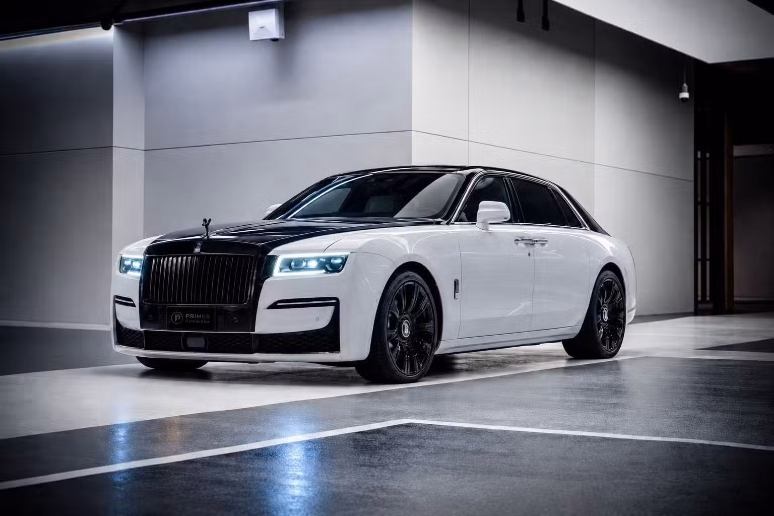Rolls-Royce Ghost Black Badge Extended Wheelbase 2026 สีขาว มุมหน้าเฉียงซ้าย ล้อดำ 21 นิ้ว ให้เช่าที่กรุงเทพฯ | Rolls-Royce Ghost Black Badge Extended Wheelbase 2026 front three-quarter view for rent in Bangkok