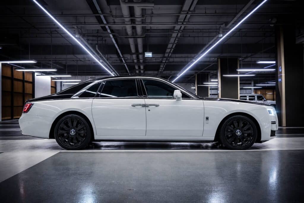 Rolls-Royce Ghost Black Badge Extended 2026 ด้านข้างเต็มคัน ฐานล้อยาว 3,465 มม. | Full side profile showing the 3,465 mm wheelbase