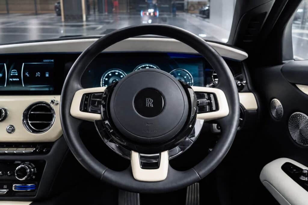 ภายใน Rolls-Royce Ghost Black Badge Extended 2026 พวงมาลัยและเรือนไมล์ดิจิทัล | RR steering wheel and digital instrument display