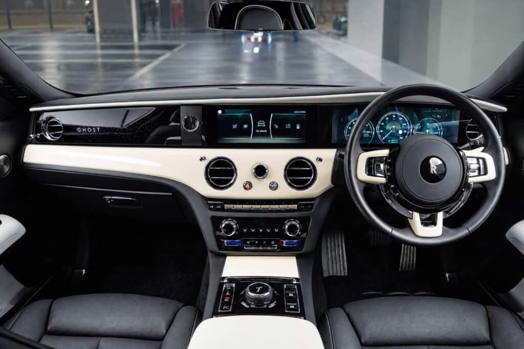 แผงหน้าปัดและคอนโซลกลาง Rolls-Royce Ghost Black Badge Extended 2026 หนังทูโทนดำสลับครีม | Dashboard in two-tone black and cream leather