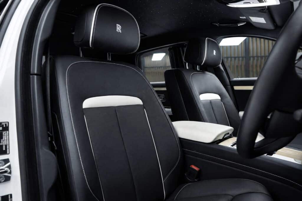 เบาะหน้า Rolls-Royce Ghost Black Badge Extended 2026 หนังดำเดินตะเข็บขาว ปักโลโก้ RR | Front seat with embroidered RR monogram headrest